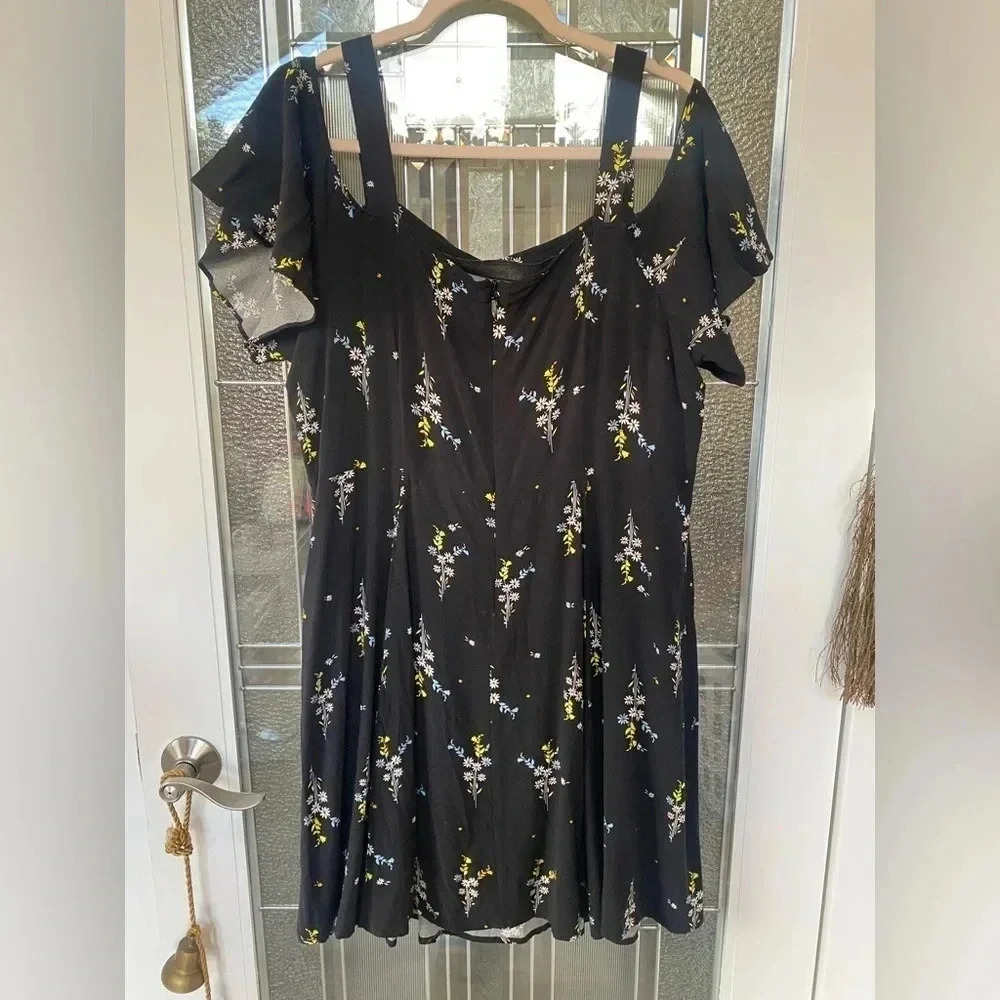 City Chic• off the shoulder floral dress - Picture 4 of 7